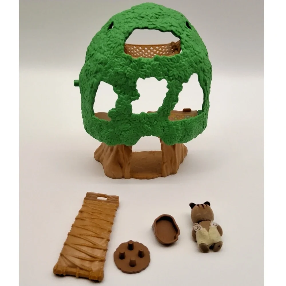 Calico Critters Families Baby Tree House Playset Walnut Squirrel Baby Shows Wear